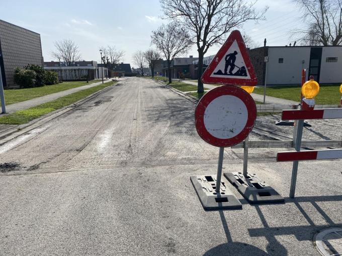 Het asfalt van de Vinkenlaan wordt vernieuwd. (foto DRD)© foto DRD