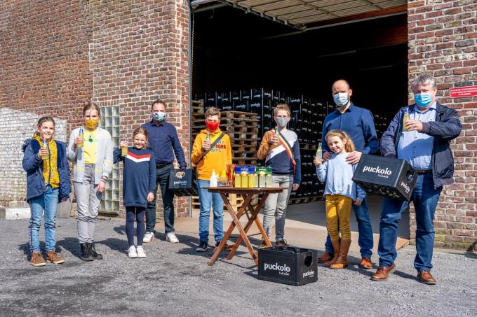 Burgemeester Francis Benoit en schepen van onderwijs Jan Deprez trakteren de Kuurnse schoolkinderen met een Puckolo limonade. (foto KDS)©Kurt De Schuytener Kurt De Schuytener