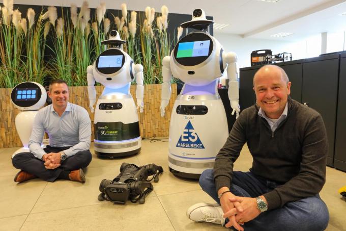 Tommy Deblieck (links) en Fabrice Goffin van ZoraBots met twee van hun anti-covid-Cruzr-robots.©Peter MAENHOUDT