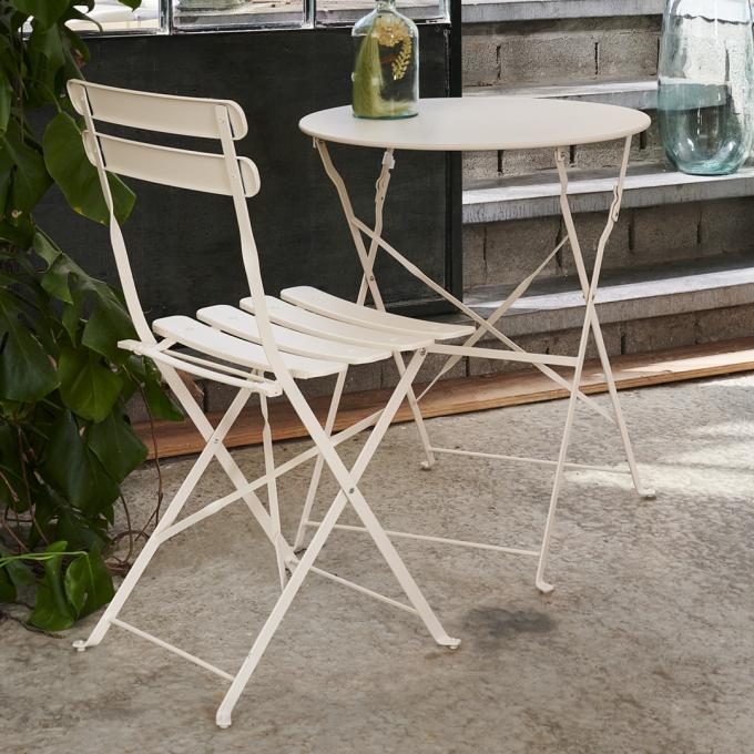 Hul je terrasontbijt in Parijse charme met deze elegante bistro set. Naderhand vouw je tafel en stoelen weer handig op.