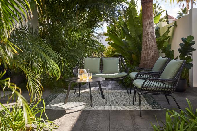 De meest stijlvolle combi van tuinmeubels: stoelen, tweezit en tafel. Om uren buiten door te brengen!
