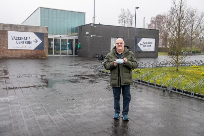 Patriek Degroote steekt met alle plezier een handje toe in het vaccinatiecentrum.©Frank Meurisse FM