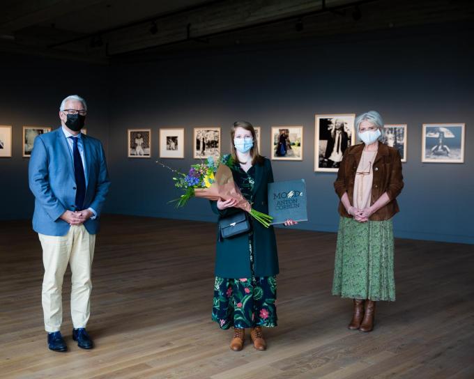 Burgemeester Piet De Groote, Amy Scrivens en schepen van Cultuur Annie Vandenbussche.© Olivier Depaep