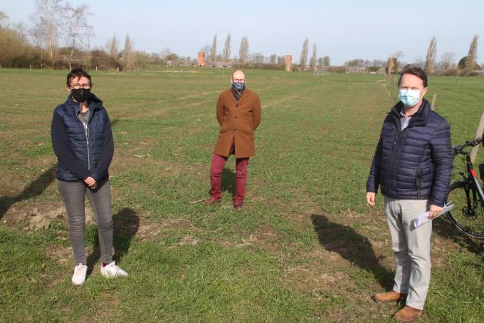 Vlnr Fanny Boone, Niels Vermeersch en Laurent Hoornaert zien kansen voor een bos.© (Foto PCO)