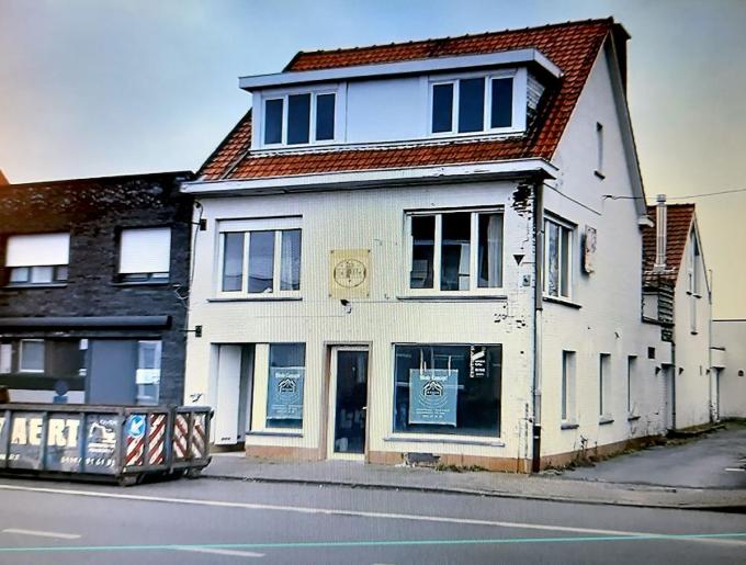 Het vroeger café ‘t Molentje wordt verbouwd. In de vernieuwde woning en het ruim magazijn zullen Hoste Concept en Hoste Invest een onderkomen vinden.© FODI