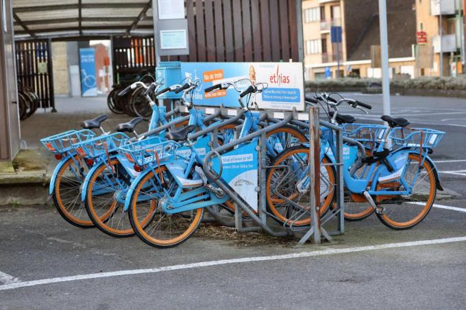De Blue-bikes krijgen er vanaf begin april aan het Torhoutse station rode broertjes bij: elektrische deelfietsen, waaronder ook een bakfiets.©Johan Sabbe