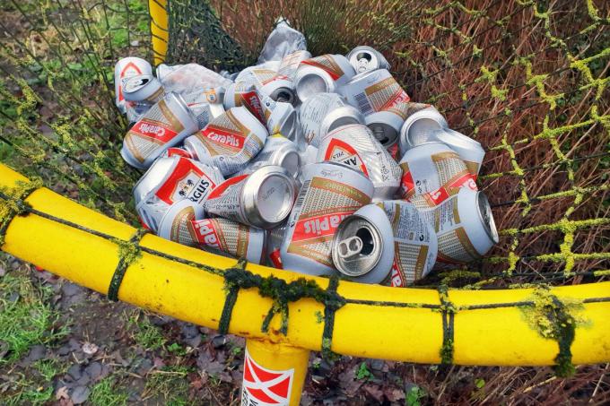 Blikjes en plastic flessen maken in grote mate deel uit van het sluikstorten en het verspreiden van zwerfvuil.©Johan Sabbe