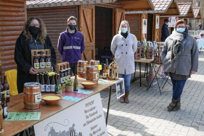 Op de markt van Ploegsteert vatten diverse verenigingen post.© SR