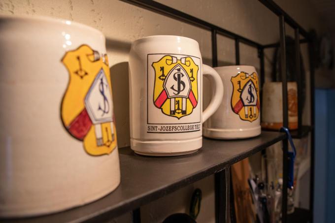 Martin heeft ook een paar bierkruiken van het Sint-Jozefscollege in zijn bezit.© WME