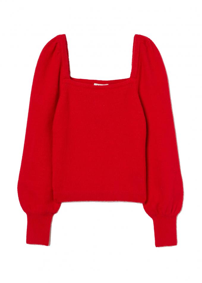 Rode trui met vierkante neklijn