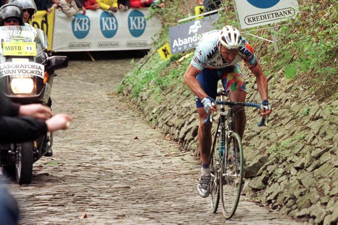 Johan Museeuw won in 1998 zijn derde Ronde van Vlaanderen.© BELGAIMAGE