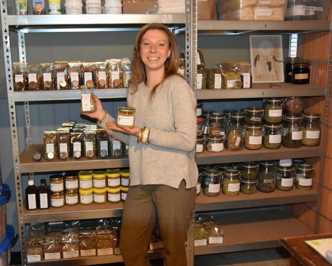 Jolien Carlier volgde een cursus herborist en verkoopt nu ook kruiden onder de naam Joliedekruiderie.© NS