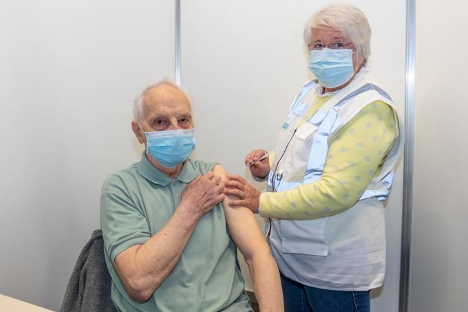 Bertrand Breyne krijgt zijn vaccin.©WMe by Wouter Meeus foto WME