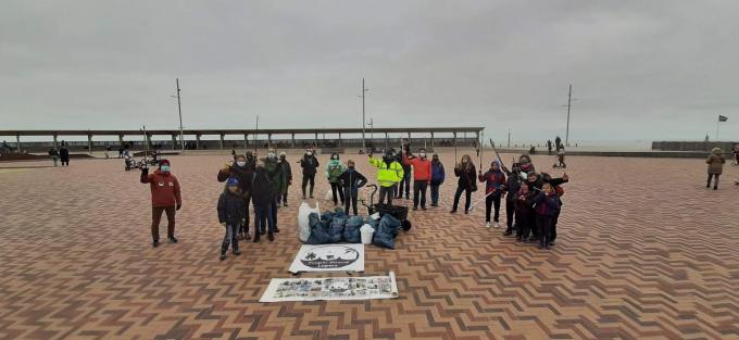 Deze vrijwilligers ruimden op paaszondag afval op het strand.© MP