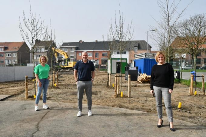 Lien Baguet, Jan Luts en Sigrid Vansteenkiste zijn blij dat de speelplaats wat groener wordt.© EDB