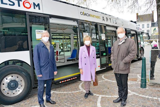 Griet Coppé samen met een delegatie van het bedrijf Alstom.© (foto Jos)