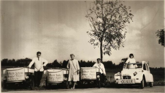 In de jaren zestig van de vorige eeuw kwamen Jerome Debeer (links) en zijn echtgenote Monique Dhondt (uiterst rechts) in de zaak. Samen met de ouders van Jerome, Yvonne en André, brachten ze vanaf dan de ijsjes aan de man.© repro LIN
