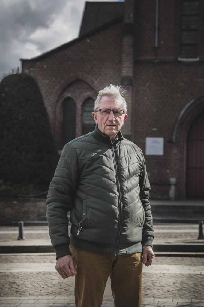 Jacques Durnez, voorzitter van Okra in Bissegem: “Nu speel ik zelf een beetje bank. Soms krijg ik enveloppes met cash geld in met de vraag om hun overschrijvingen te regelen. Dat kan niet de bedoeling zijn.”© Olaf Verhaeghe