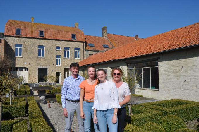 Wout Cornette, Dominique Slambrouck samen met de kinderen Célie en Flore in de grote tuin van vakantiewoning Huyze Basyn.© KVCL