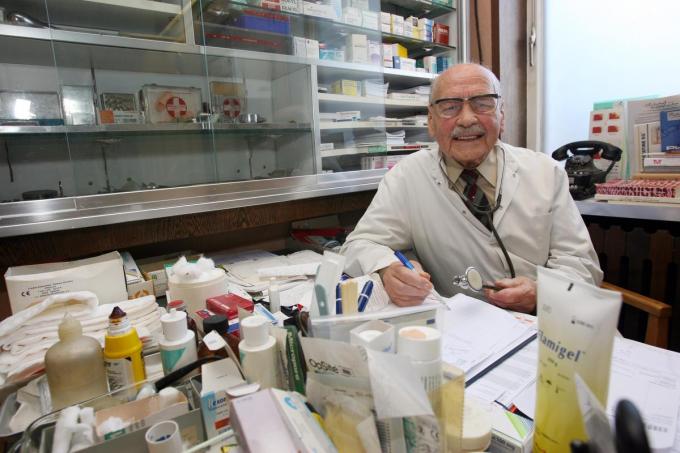 Dokter Egide Defever (87) stopte na 66 jaar trouwe dienst met hun dokterspraktijk.© EFO