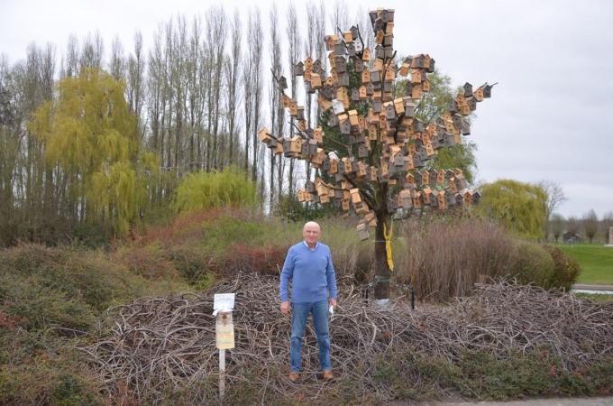 Gilbert Defoort bij de oude eik die hij omvormde tot vogelhotel. Hoeveel nestkastjes hangen er?© BRU