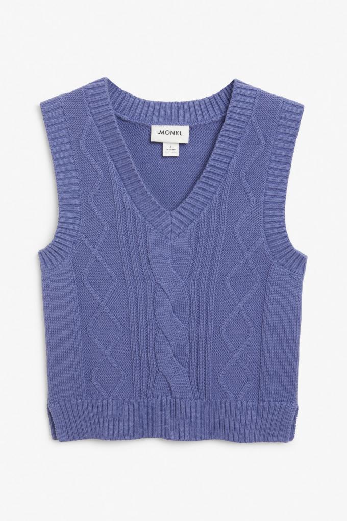 Le pull en tricot bleu lavande