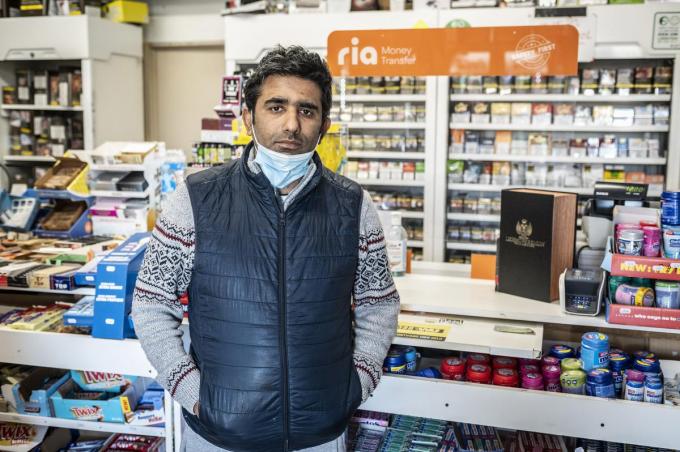 Sharif Latif in zijn Tabak Shop in Gits.©STEFAAN BEEL Stefaan Beel