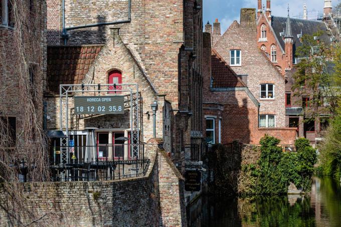 Philip Maes, uitbater van bierwinkel annex horecazaak 2be in de Wollestraat, plaatste op zijn terras aan de Rozenhoedkaai in Brugge een grote aftelklok.© Davy Coghe