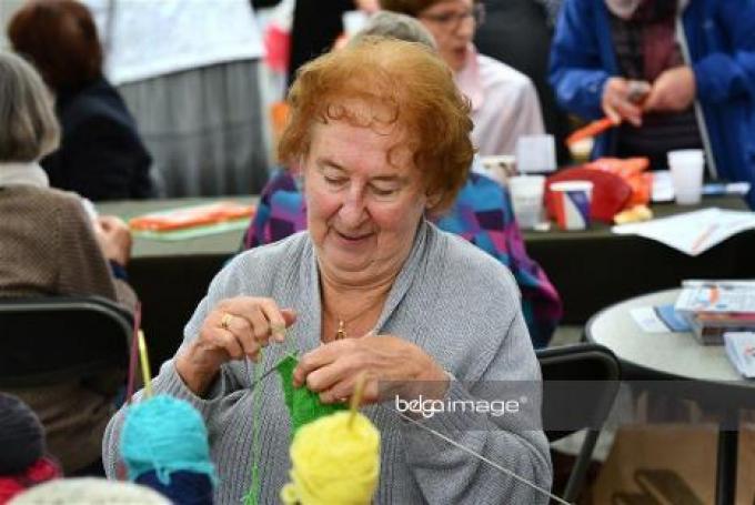 Kortemark zoekt vrijwilligers om regenboogsjaals te breien.© Belga