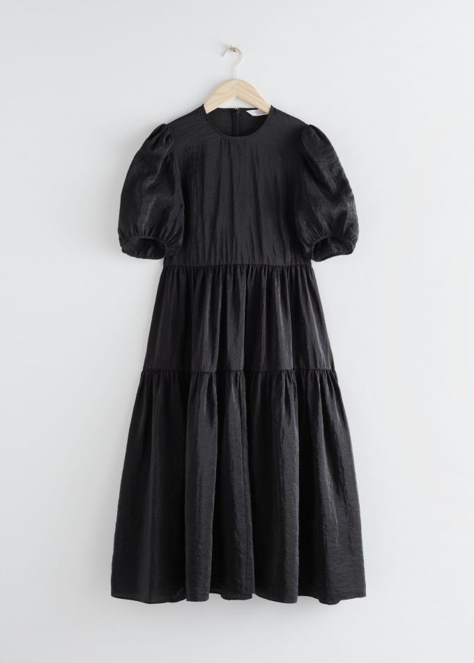 La robe noire volumineuse