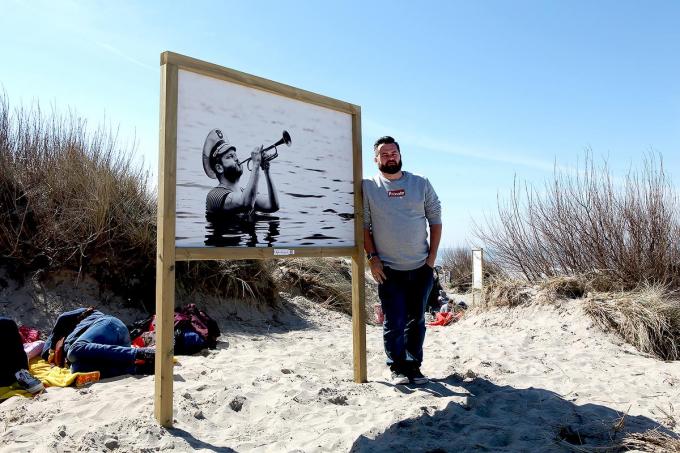 Op 300 meter strand bemerk je maar liefst 32 portretten van Vlaamse popmuzikanten.© PADI/Daniël