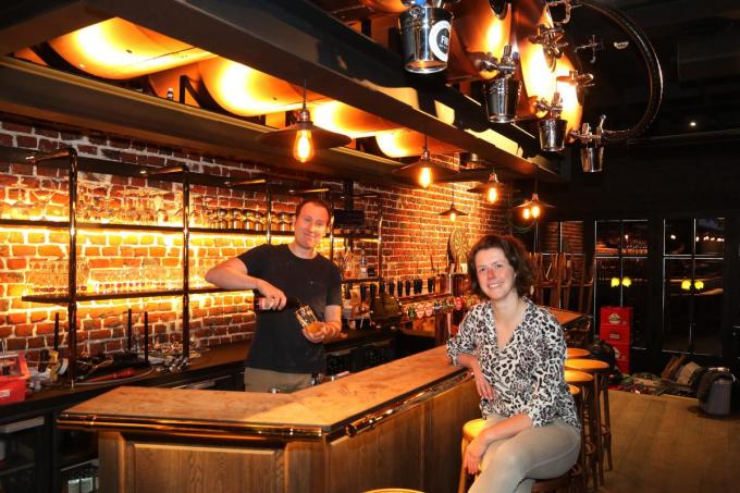 Klaas Segers, samen met zijn vrouw Liesa Ennaert in het nieuwe pand met boven hen de biertanks.©Eric Flamand EF