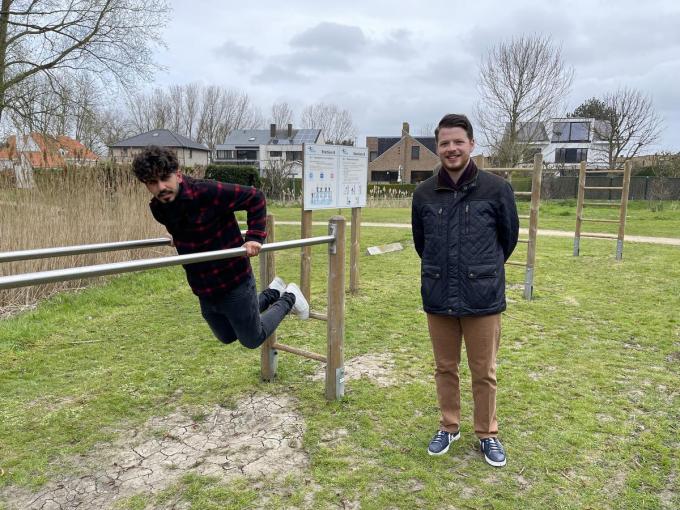 Buurtbewoner Adeel Hakimi en gemeenteraadslid Michael Vanhee (Vooruit) pleitten eerder al voor nieuwe fitnesstoestellen.© JRO