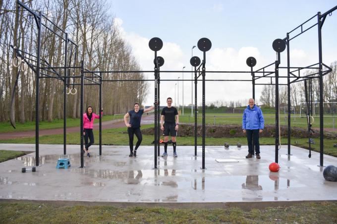 Schepenen Bart Plasschaert (rechts) en Björn Anseeuw (tweede van rechts) kondigden deze week aan dat er op sportpark De Schorre een CrossFit-installatie komt.© gf