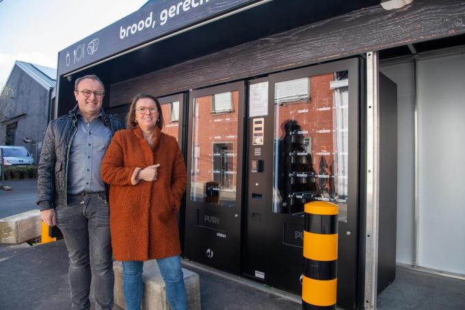 Johan Coghe en Nancy Vandekerckhove bij hun automatenshop.© Frank Meurisse