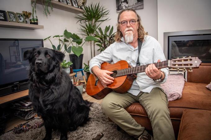 Meester Jef Vansteeland met zijn trouwe luitenant Bobbie en gitaar ter hand. Muziek is nooit ver weg in leven. (foto Frank)©Frank Meurisse Frank Meurisse