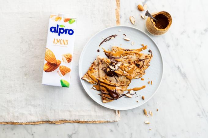 Plantaardige pannenkoeken met chocolade en amandel