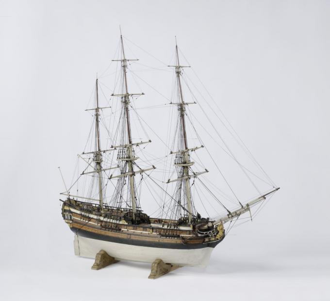 Dit is de maquette van de Witte Oliphant, een type slavenschip zoals die in de 18de eeuw ook uit Oostende vertrokken, met wapens aan boord, naar de Westkust van Afrika om daar slaven in te schepen richting Caraïben. (Rijksmuseum Amsterdam)