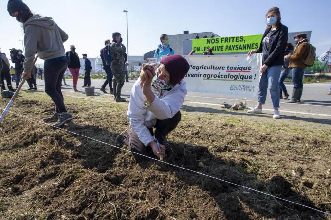 Een honderdtal mensen kwam samen om actie te voeren.© BELGA