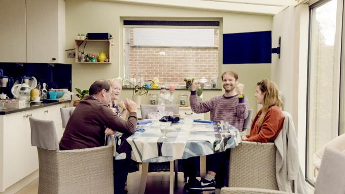 Hanne op bezoek bij de ouders van Dave. De twee groeiden dichter naar elkaar toe, maar de afstand bleek uiteindelijk te groot. (foto VTM)