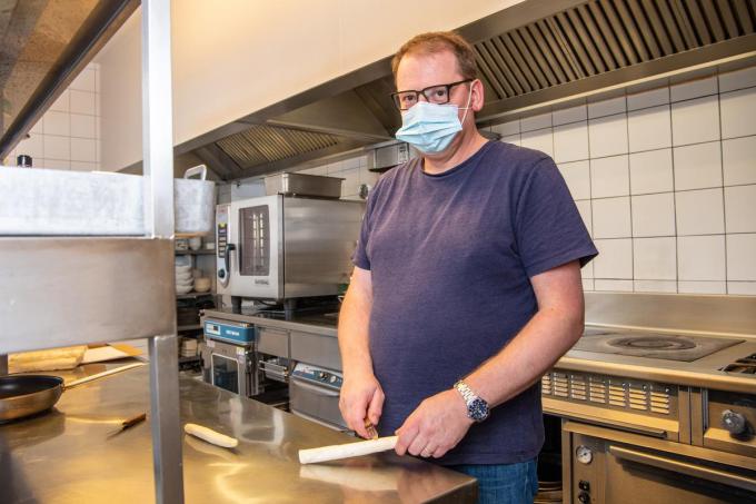 Wouter Creytens in zou open keuken. “We missen het sociaal contact.” (foto Frank)©Frank Meurisse Frank Meurisse