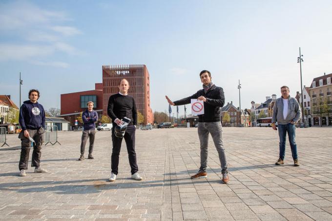 Jong VLD Brugge en uitbaters van jongerencafés veroordelen blind geweld op 't Zand.© Davy Coghe