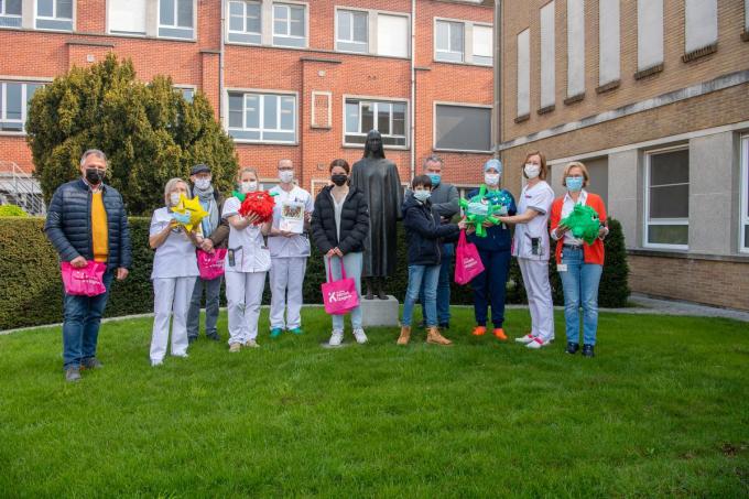 Leerlingen Prizma Middenschool Izegem kwamen het ziekenhuispersoneel een hart onder de riem steken.© Frank Meurisse