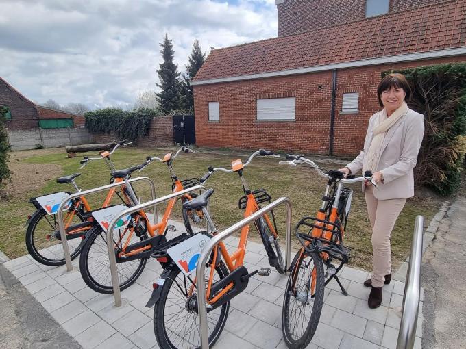 Schepen van Mobiliteit Regine Rooryck geeft het goede voorbeeld met de deelfietsen in Sint-Lodewijk.© (Foto DRD)