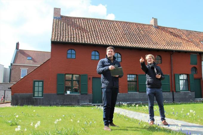 Schepenen Jens Danneels en Brecht Warnez testen het moordspel uit.© foto Nele