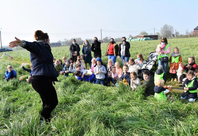 Een trotse directeur Ine Vandecaveye mocht haar leerlingen woensdagmorgen het goede nieuws ter plekke brengen.©TOM VAN HOUTTE foto TVW