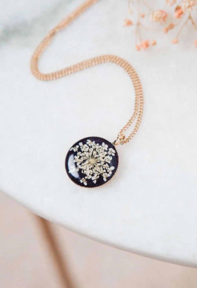 Collier avec fleur séchée contenue dans de la résine