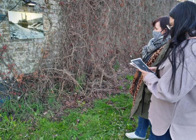 Deze dames verdiepen zich in de geschiedenis van OC De Brug.© GV