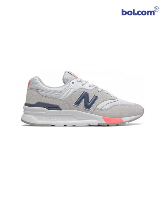 Look 2 - Grijze sneakers met blauw logo