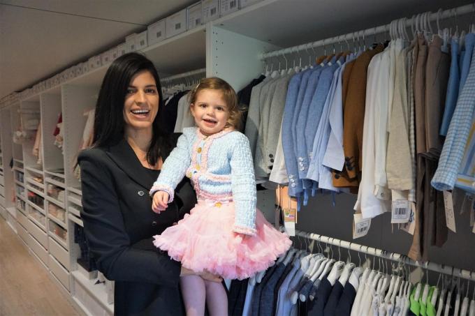 Tine Vanarendt en dochtertje Chloé in haar nieuwe winkel Little John & Petit Coco.© TVA